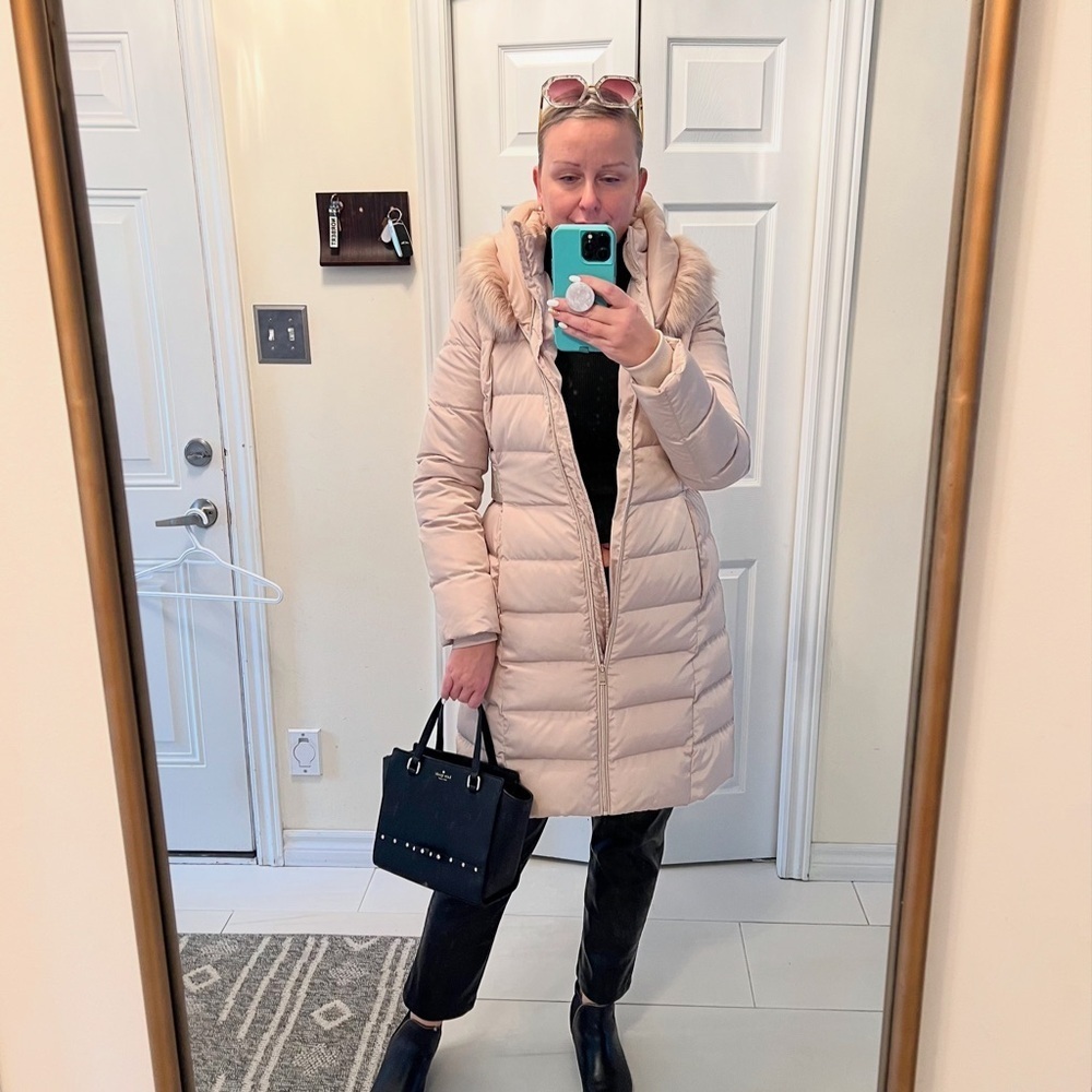 GUESS Stylish Beige Puffer Coat with Faux Fur Trim m ptp 21